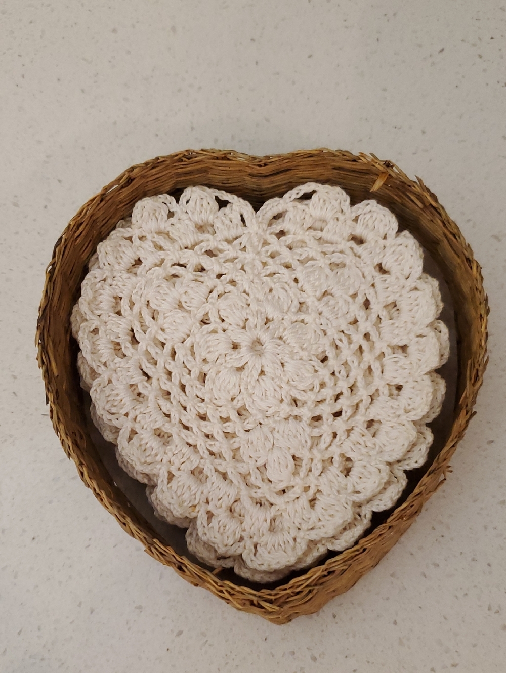 Vintage Heart Shaped Wicker Basket with Lot of 6 Crocheted Doily Coasters - Picture 3 of 8